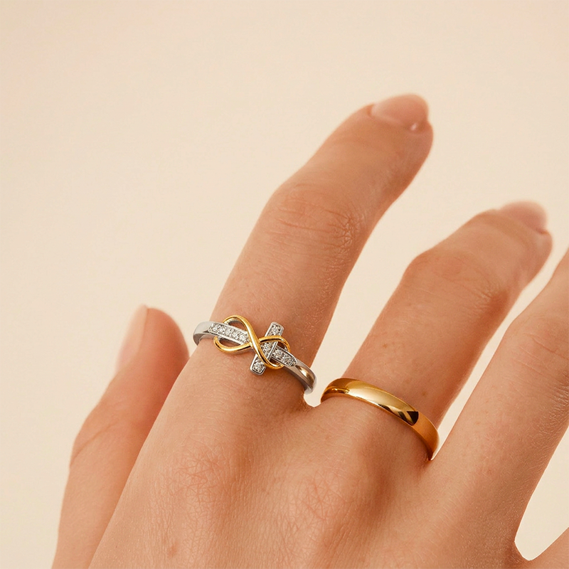 Bague croix infini, portée au doigt
