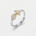 Bague croix infini, bicolore or et argent, sur fond blanc