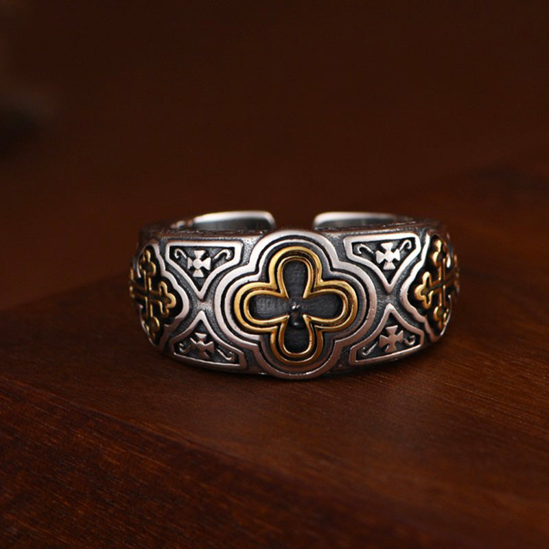 Bague croix médiévale, portée au doigt
