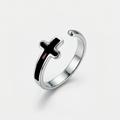 Bague croix noire, argentée, sur fond blanc