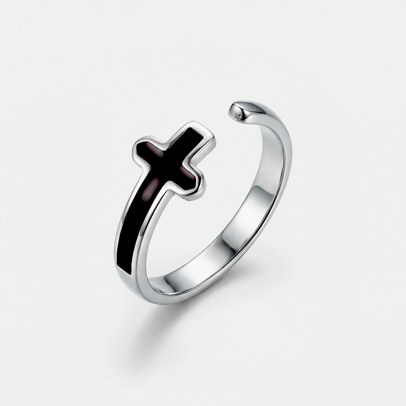 Bague croix noire, argentée, sur fond blanc