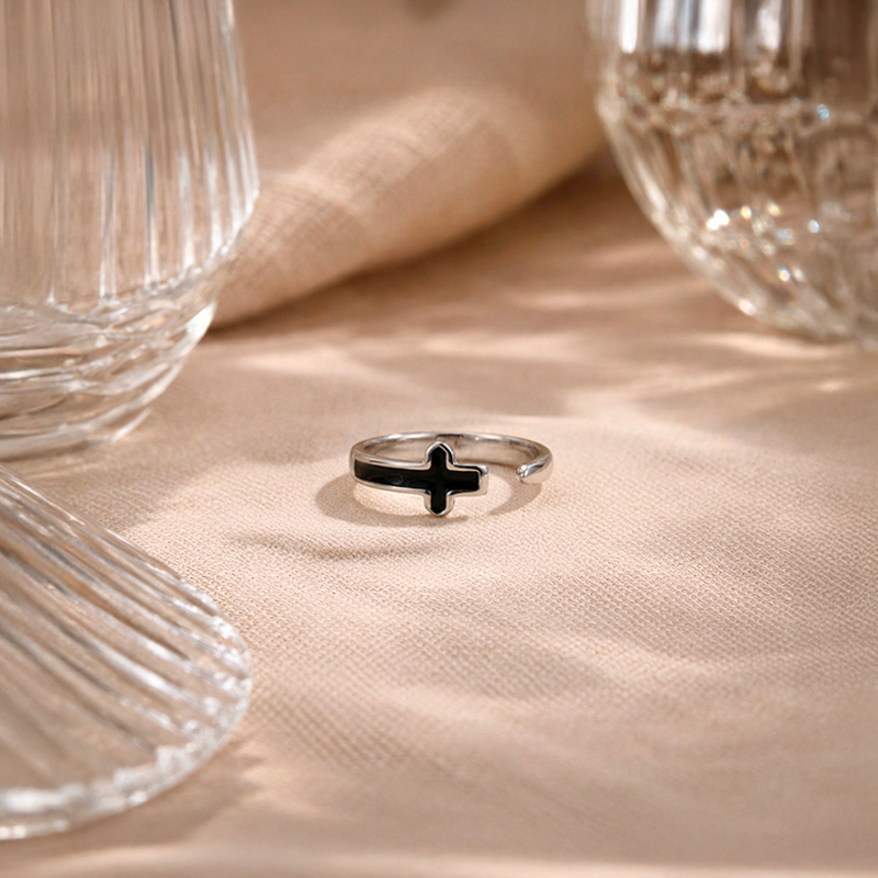 Bague croix noire, vue de détail
