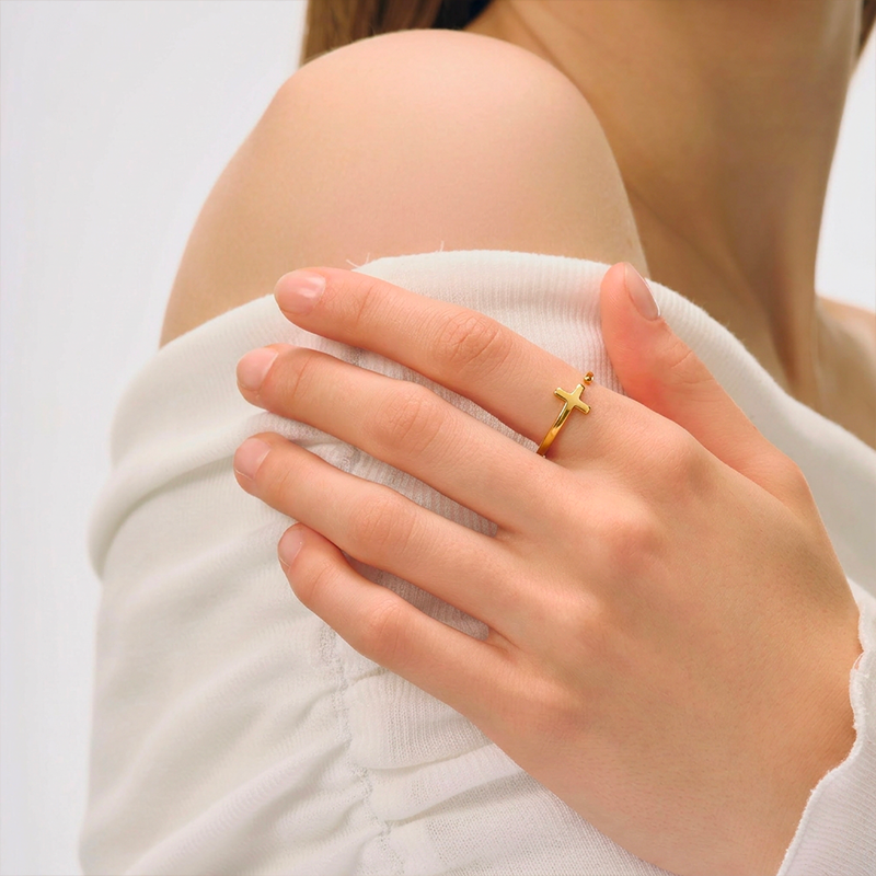 Bague croix simple, portée au doigt