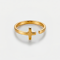 Bague croix simple, dorée, sur fond blanc