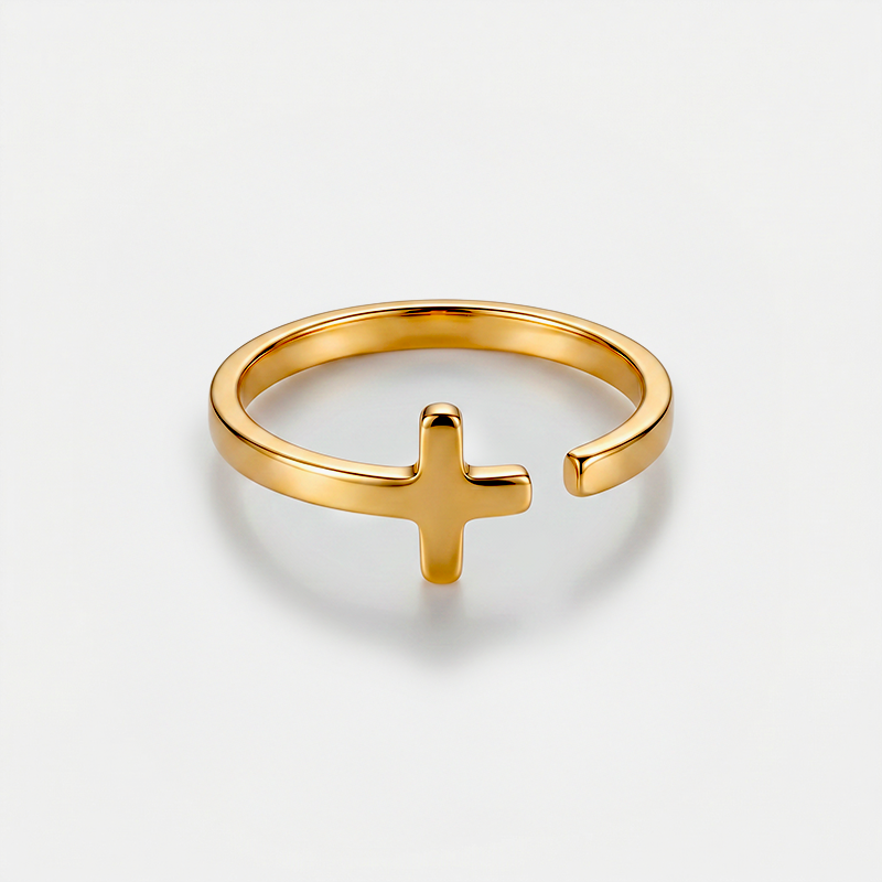 Bague croix simple, dorée, sur fond blanc