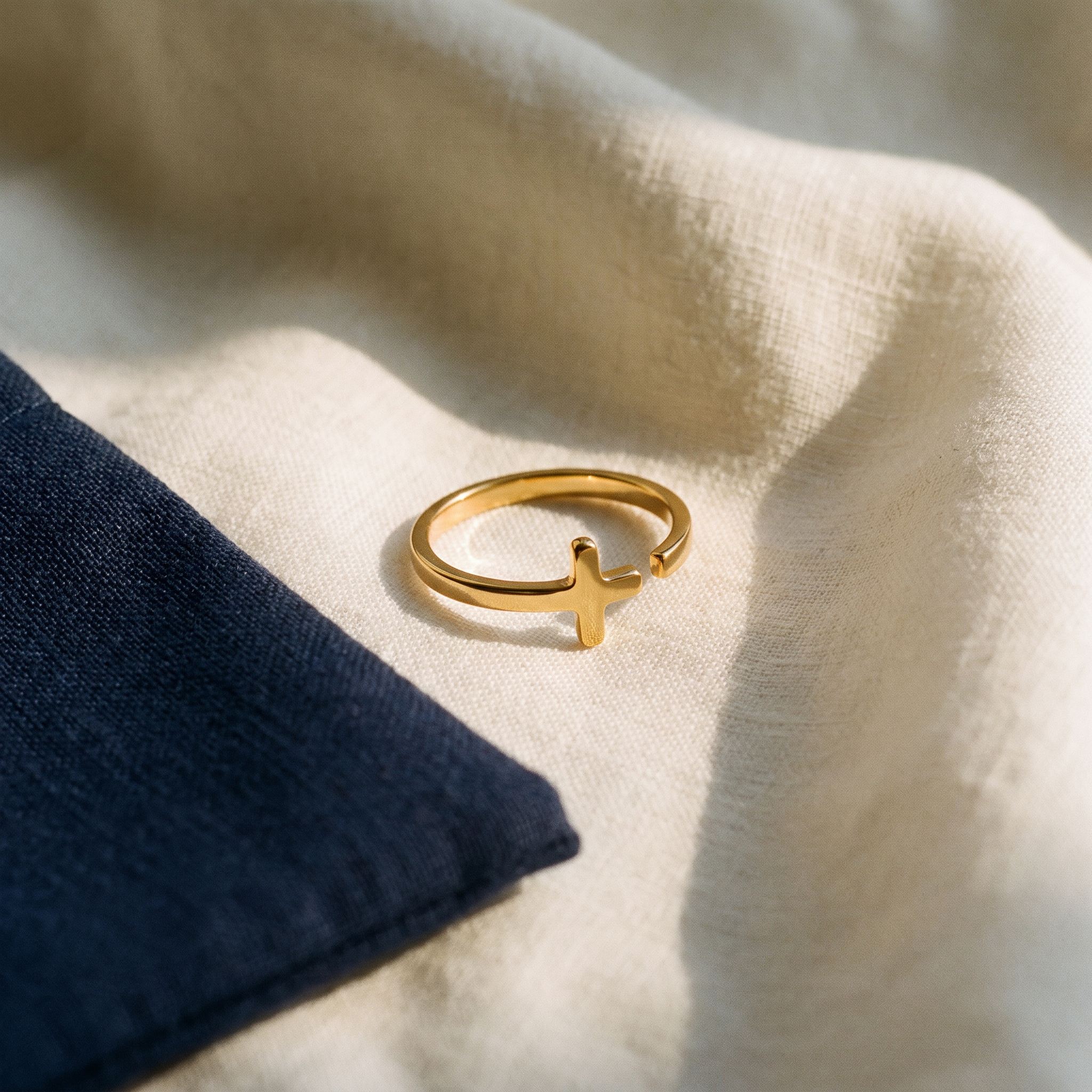 Bague croix simple - Marthe posé sur du lin ivoire, pochon marine en accent