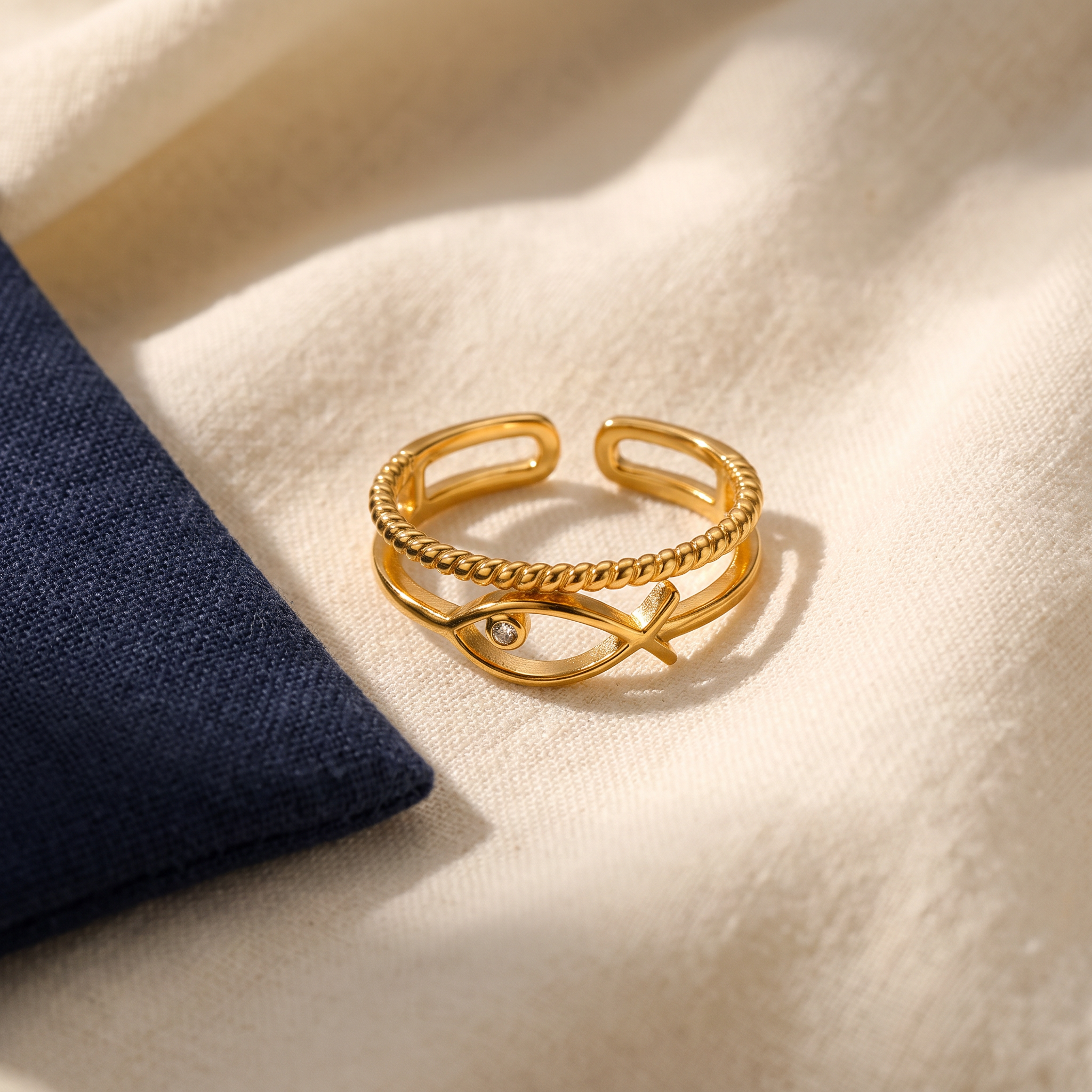 Bague Ichtus - Priscille posé sur du lin ivoire, pochon marine en accent