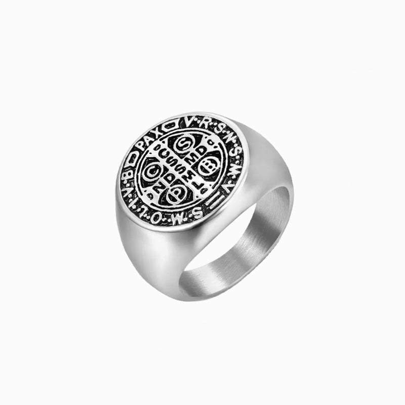 Bague Saint Benoit, portée au doigt