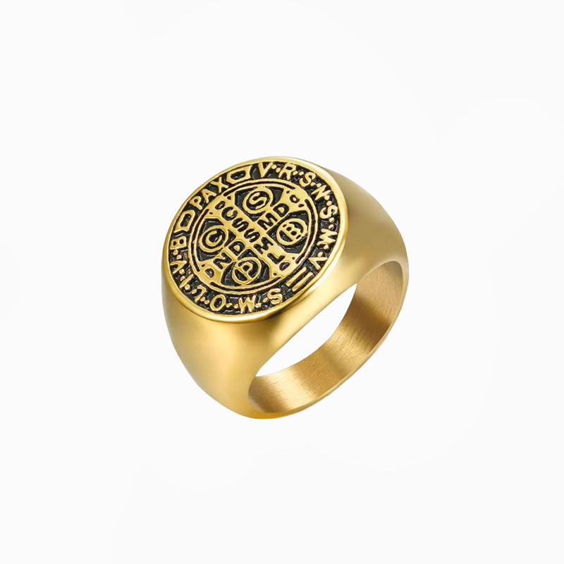 Bague Saint Benoit, dorée, sur fond blanc