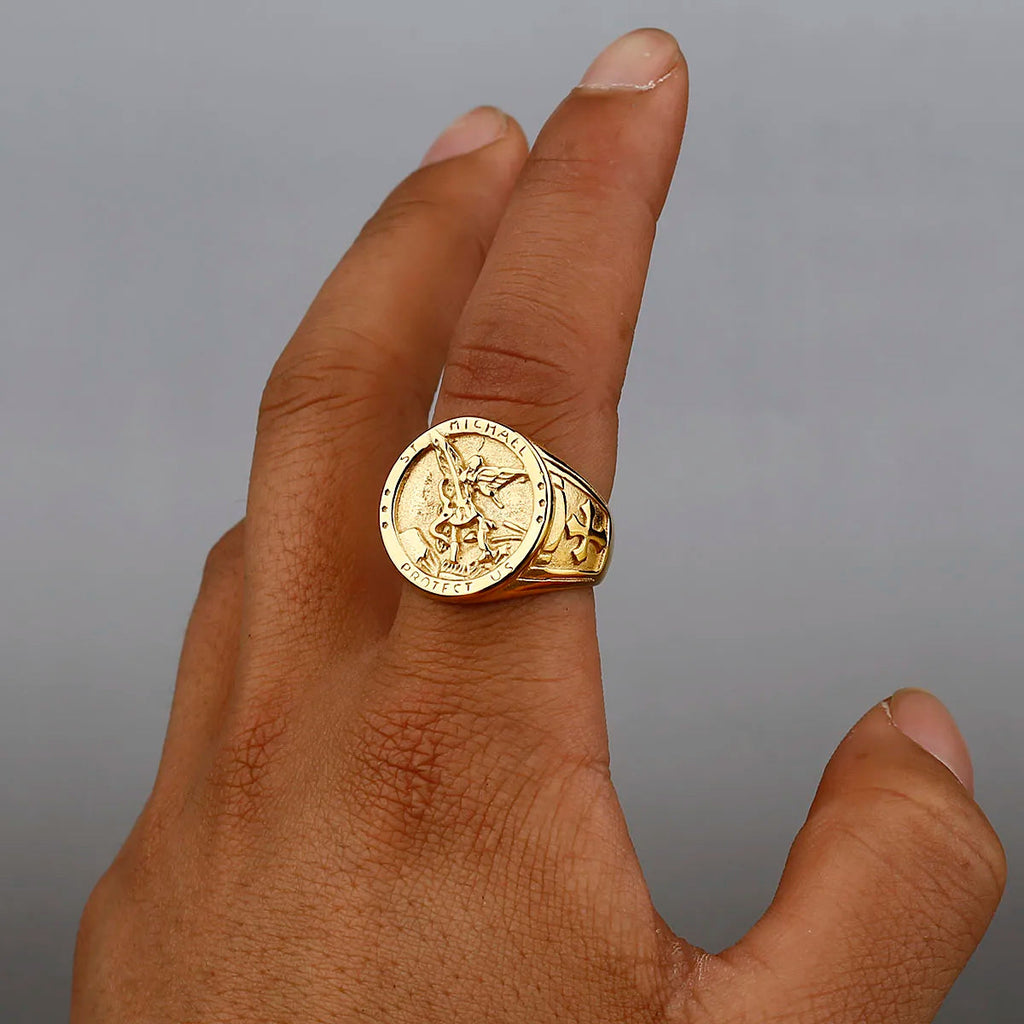 Bague Saint Michel, portée au doigt
