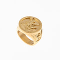 Bague Saint Michel, dorée, sur fond blanc