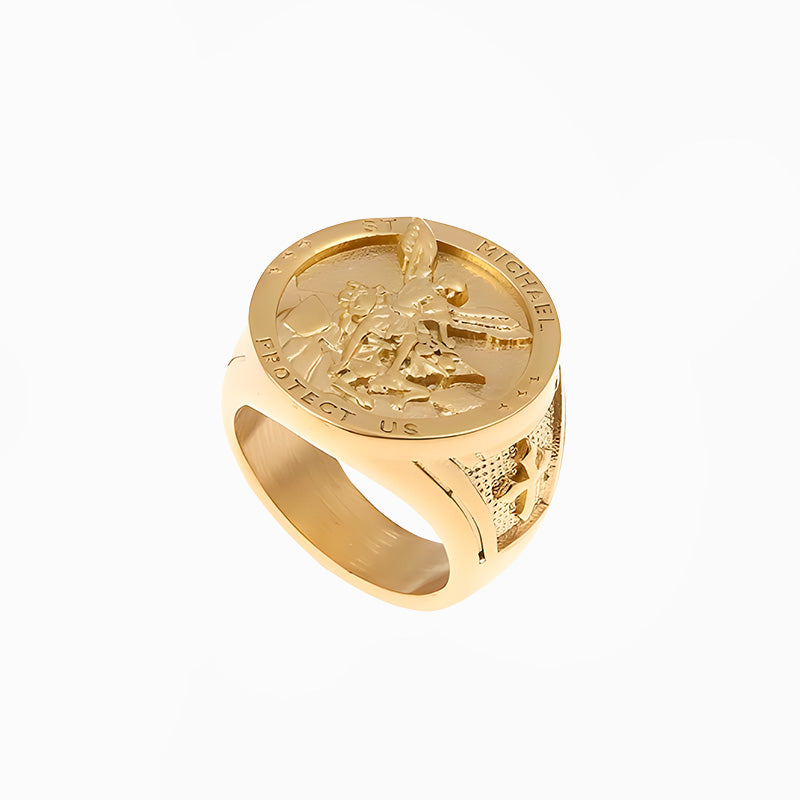 Bague Saint Michel, dorée, sur fond blanc
