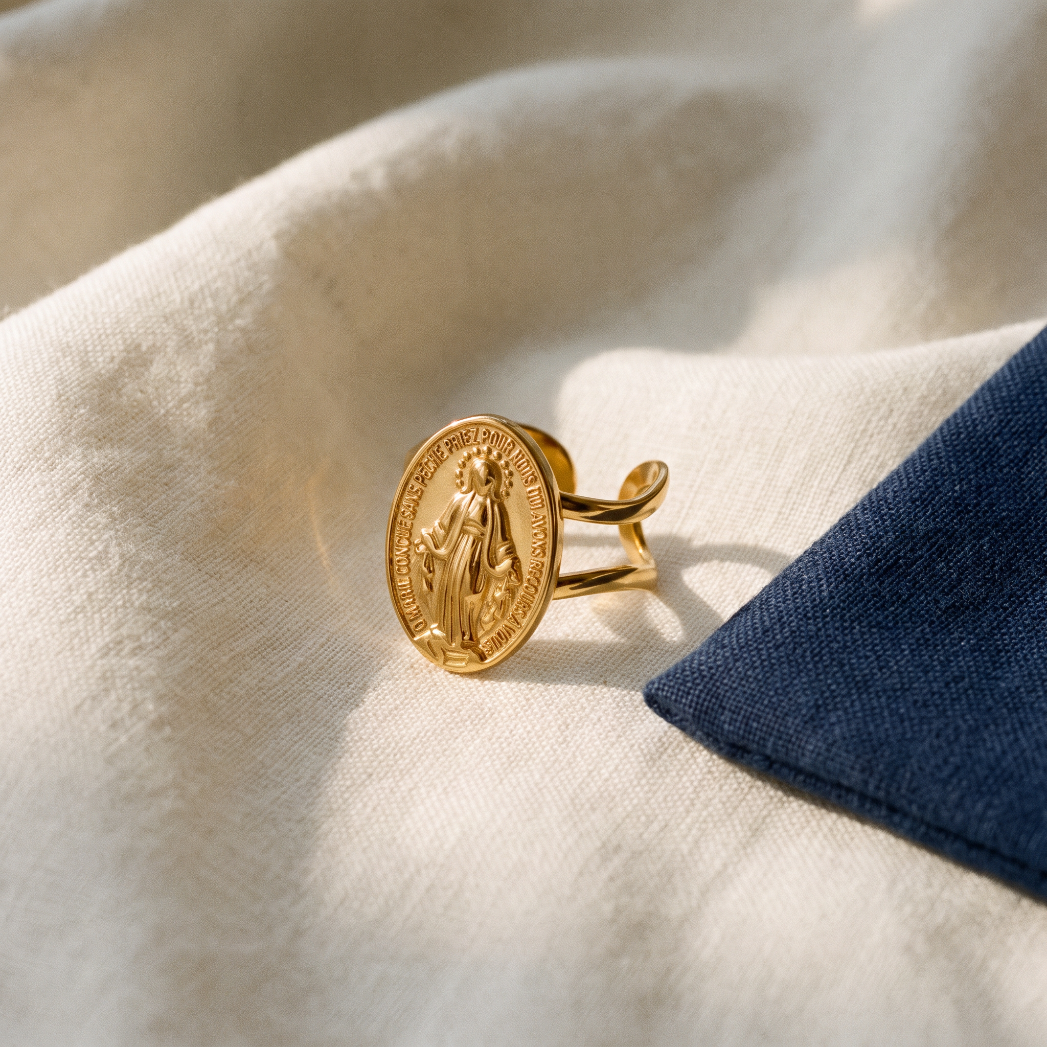 Bague Vierge Marie - Anne posé sur du lin ivoire, pochon marine en accent