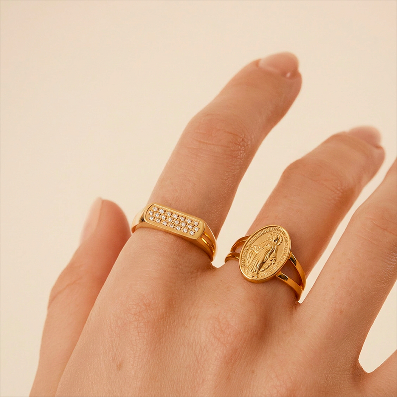 Bague Vierge Marie, portée au doigt