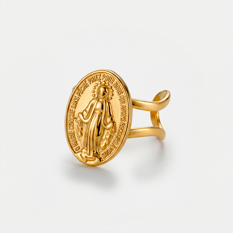 Bague Vierge Marie, dorée, sur fond blanc