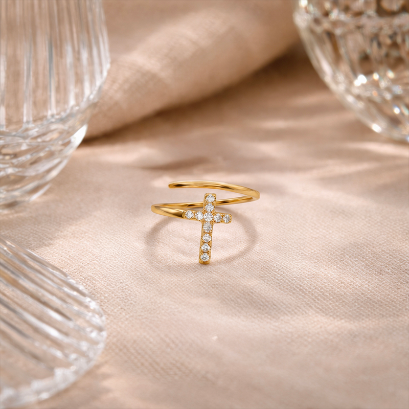Bague croix dorée, vue de détail