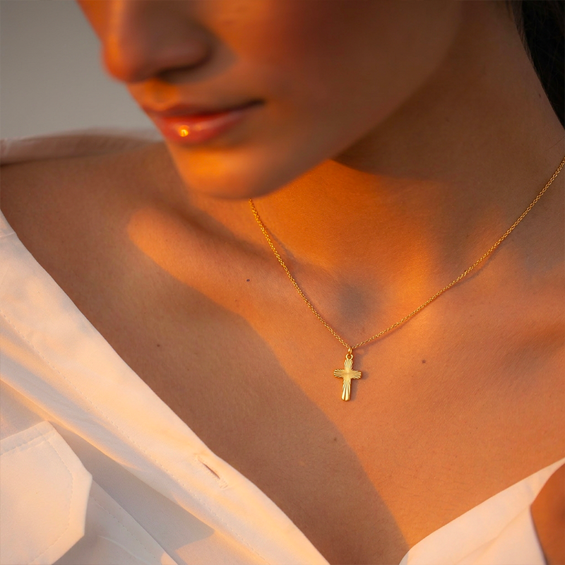 Pendentif croix ciselé dorée