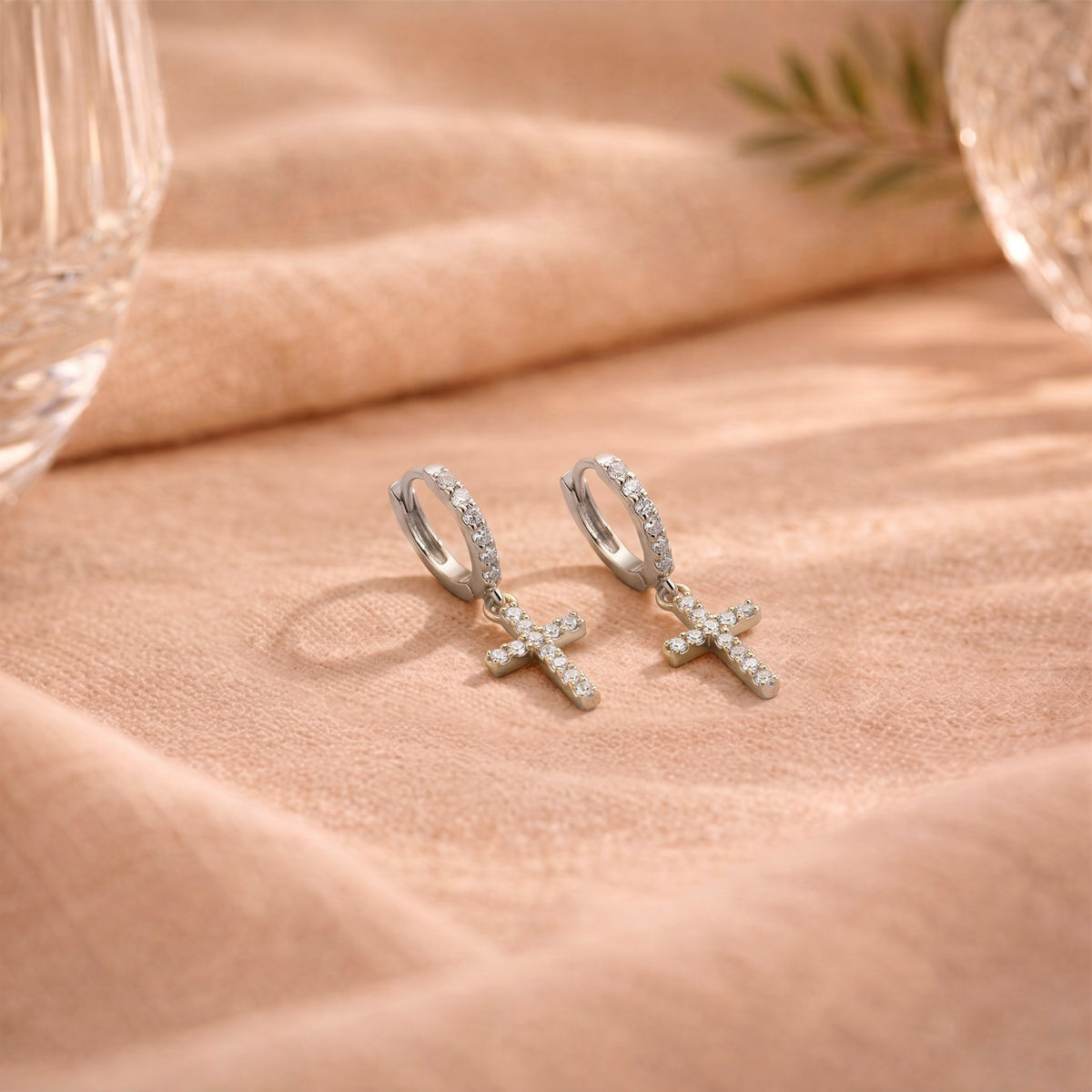 Boucle d'oreille croix pendante argent