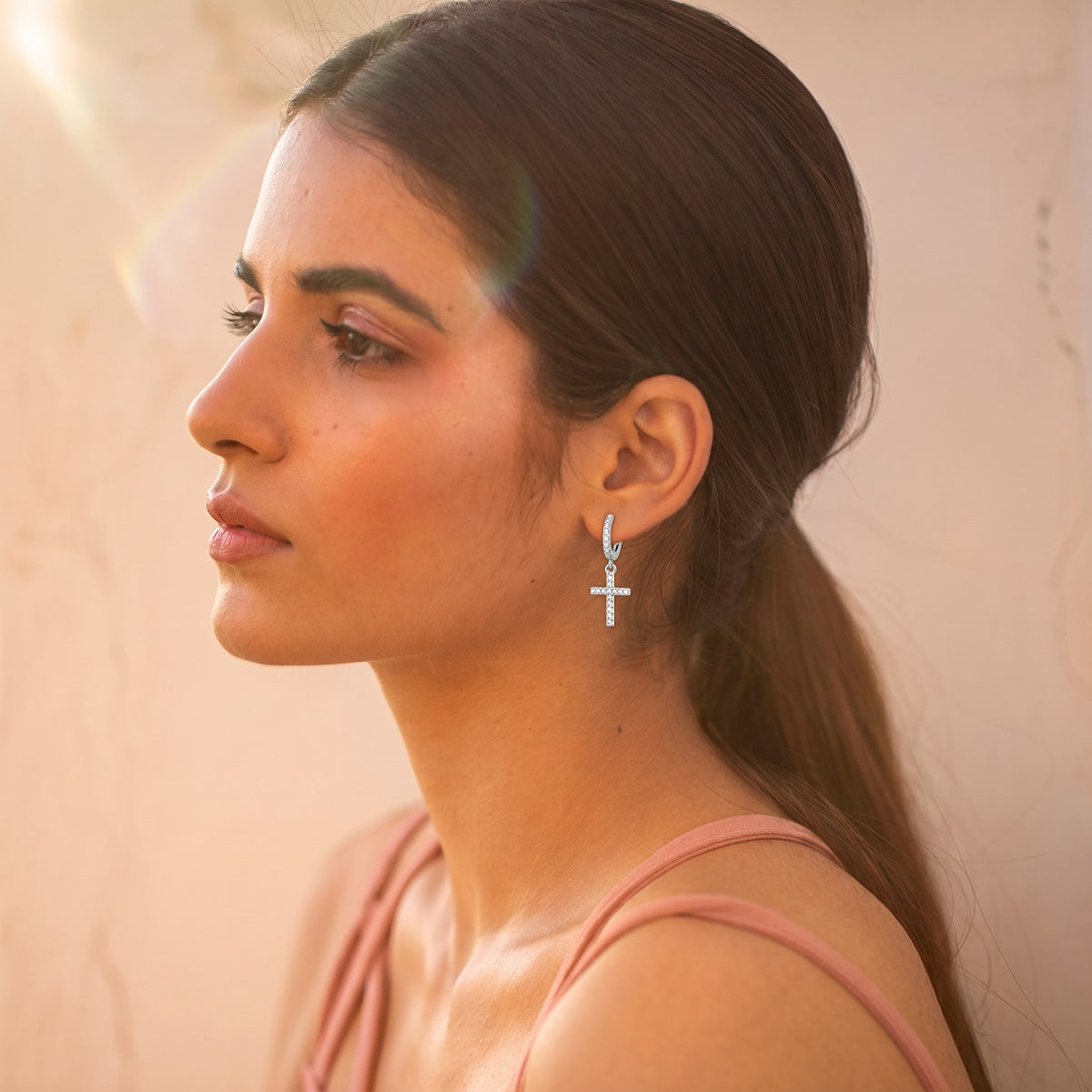 Boucle d'oreille croix pendante femme