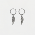 Boucles d'oreilles ailes d'ange, argentées, sur fond blanc