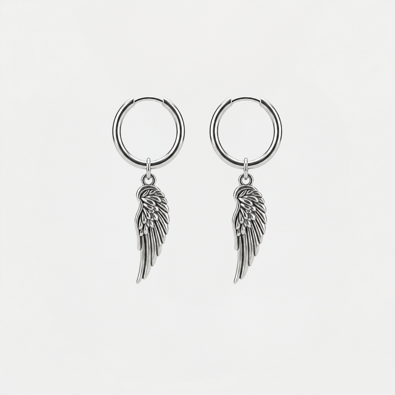 Boucles d'oreilles ailes d'ange, argentées, sur fond blanc