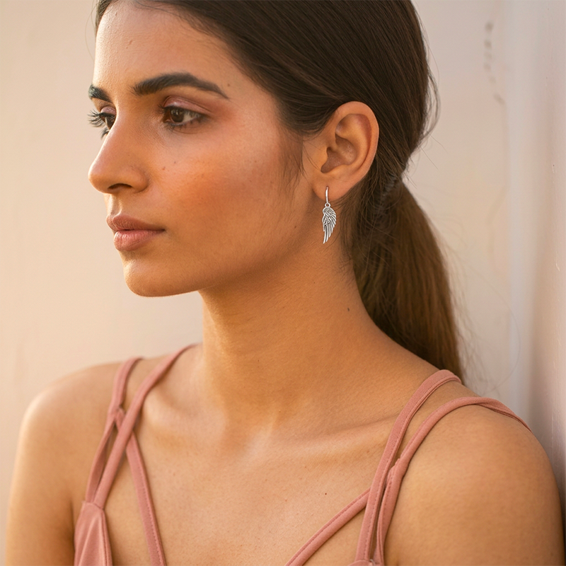 Boucles d'oreilles ailes d'ange, portées à l'oreille