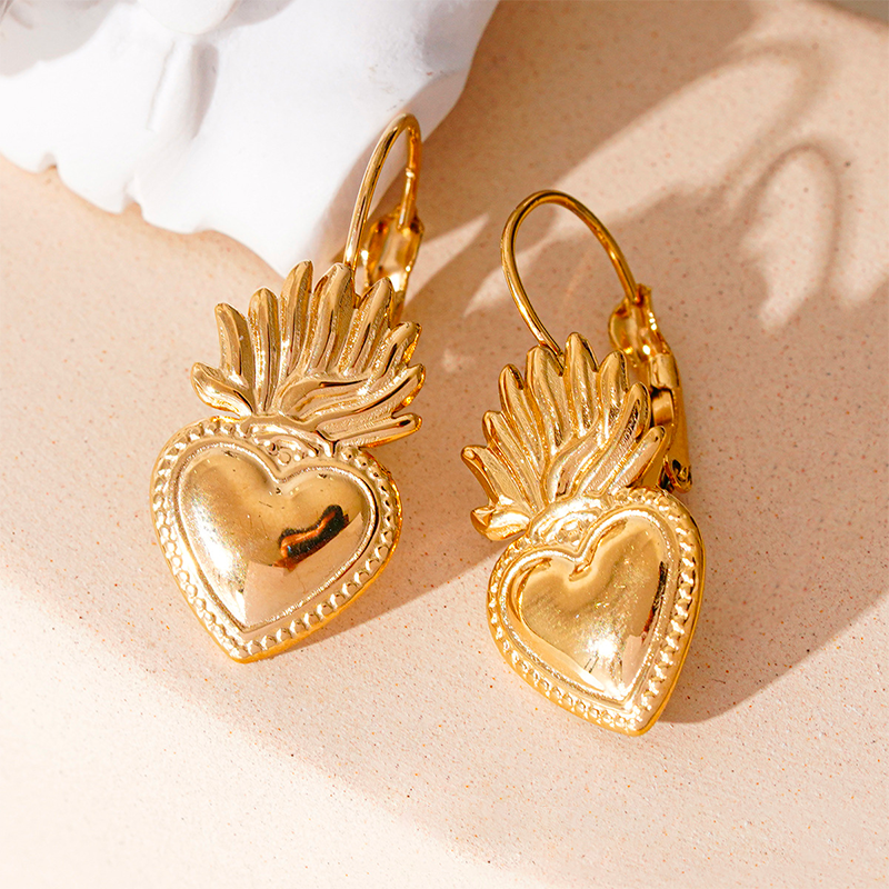 Boucles d'oreilles cœur flamme, vue de détail