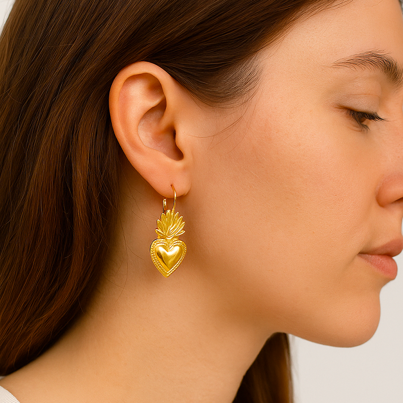 Boucles d'oreilles cœur flamme, portées à l'oreille