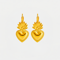 Boucles d'oreilles cœur flamme, dorées, sur fond blanc