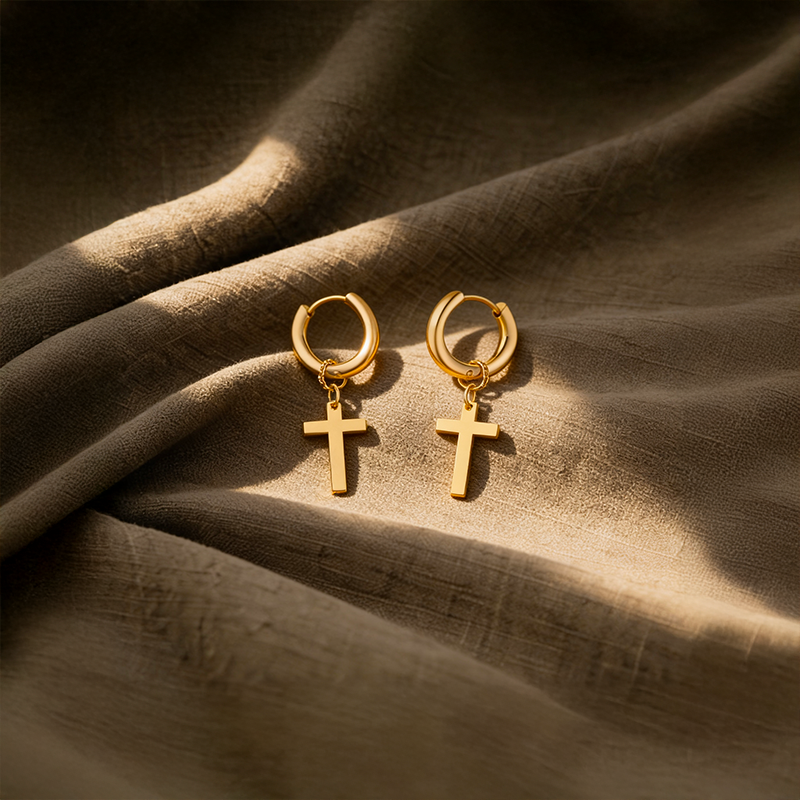 Boucles d'oreilles croix acier, vue de détail