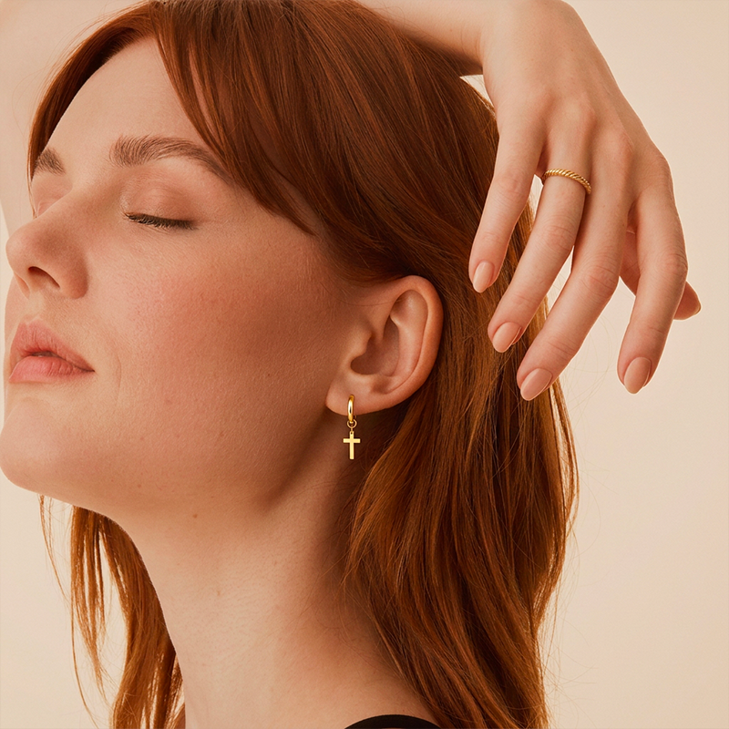 Boucles d'oreilles croix acier, portées à l'oreille