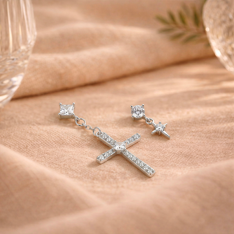 Boucles d'oreilles croix asymétriques, vue de détail