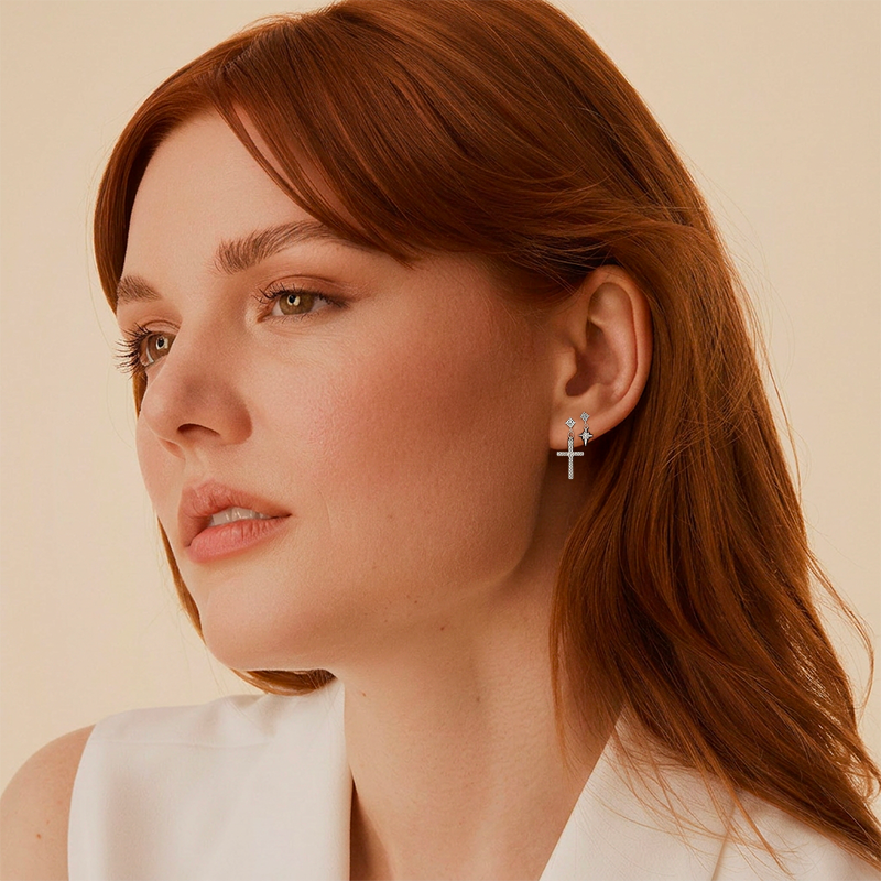 Boucles d'oreilles croix asymétriques, portées à l'oreille