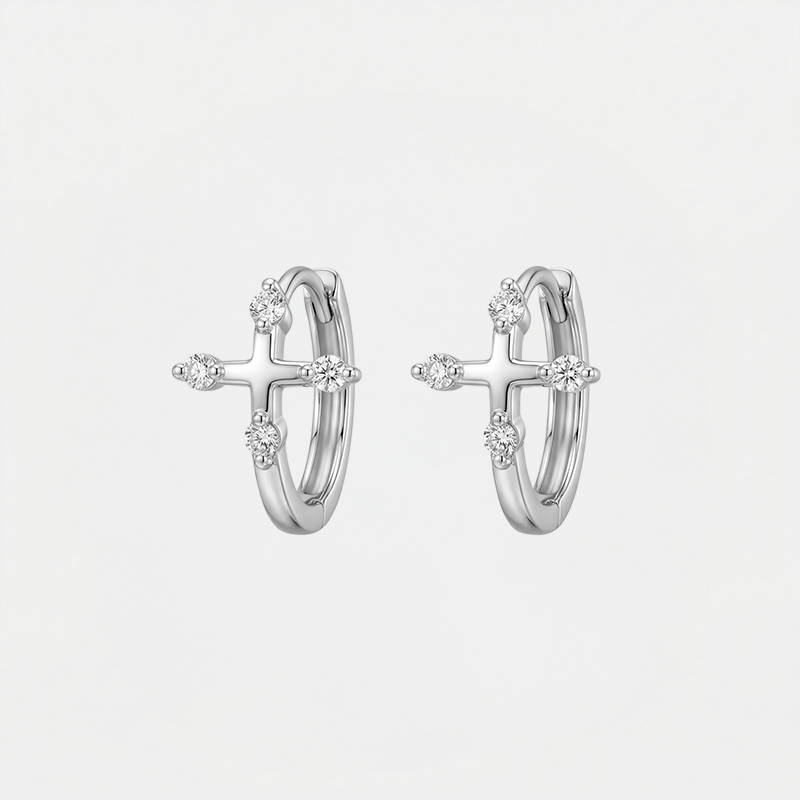 Boucles d'oreilles croix créoles, dorées, sur fond blanc