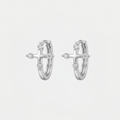 Boucles d'oreilles croix créoles, dorées, sur fond blanc