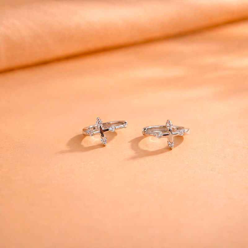 Boucles d'oreilles croix créoles, vue de détail