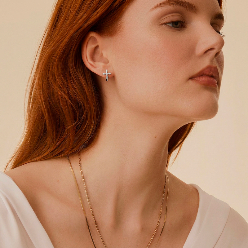 Boucles d'oreilles croix créoles, portées à l'oreille