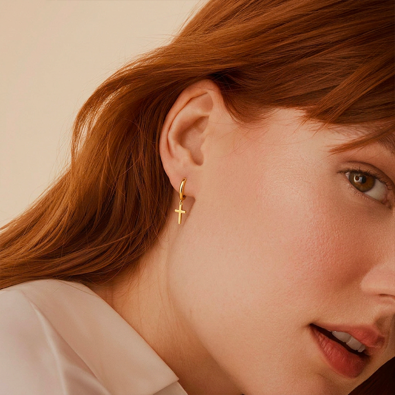Boucles d'oreilles croix femme, portées à l'oreille