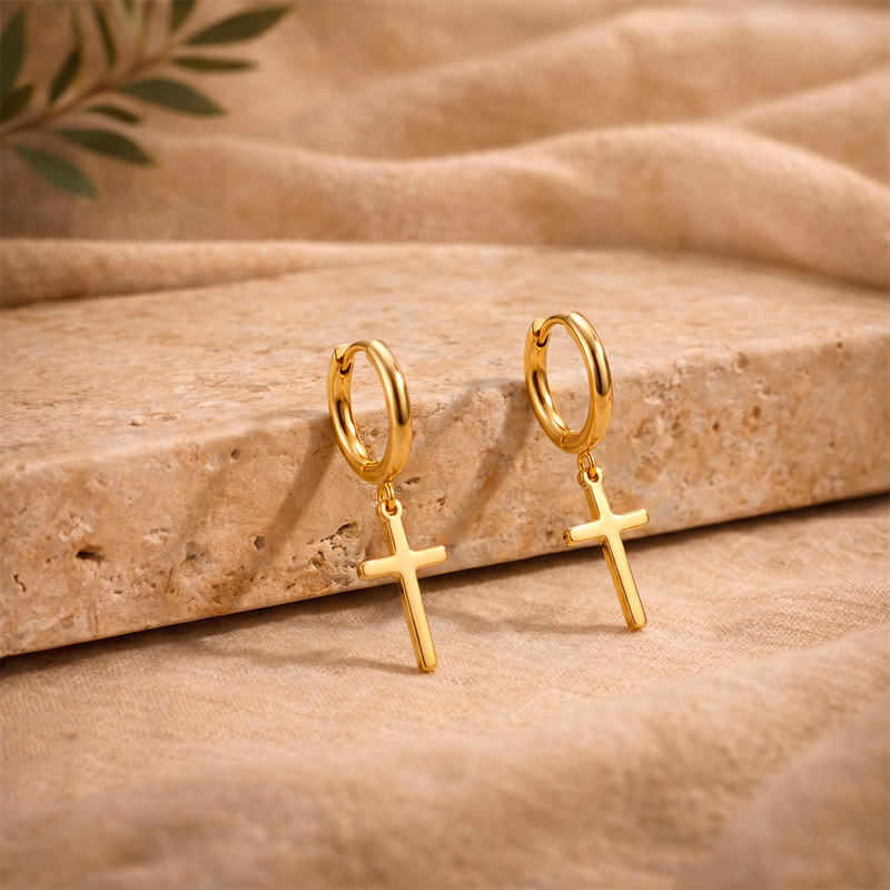 Boucles d'oreilles croix femme, vue de détail