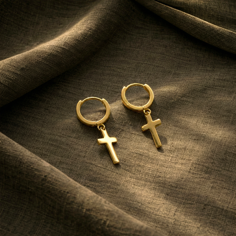 Boucles d'oreilles croix pendantes, vue de détail