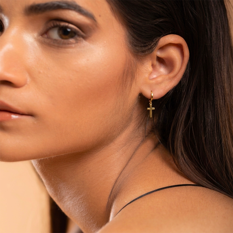 Boucles d'oreilles croix pendantes, portées à l'oreille