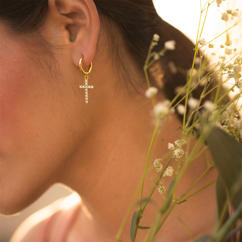 Boucles d'oreilles croix strass, portées à l'oreille