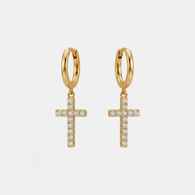 Boucles d'oreilles croix strass, dorées, sur fond blanc