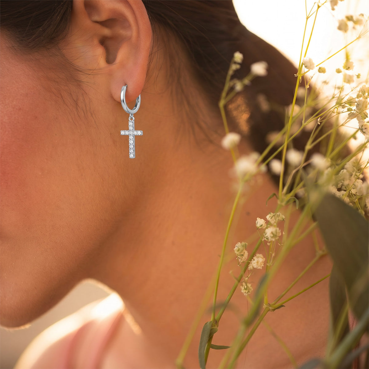 Boucles d'oreilles croix strass femme argentées