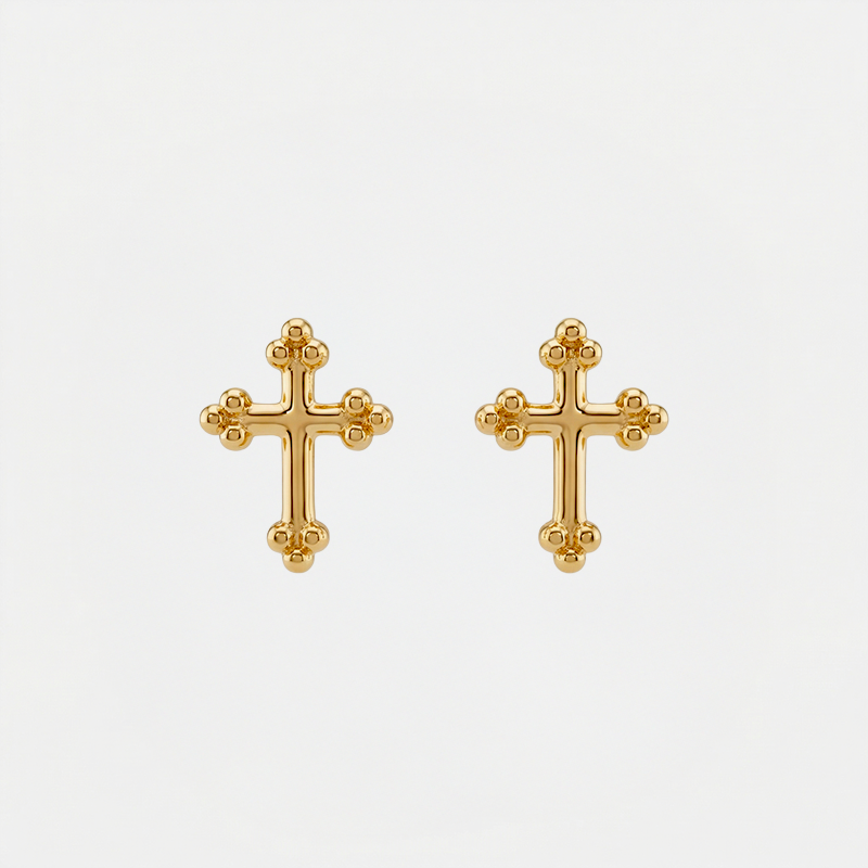 Boucles d'oreilles croix tréflée, dorées, sur fond blanc