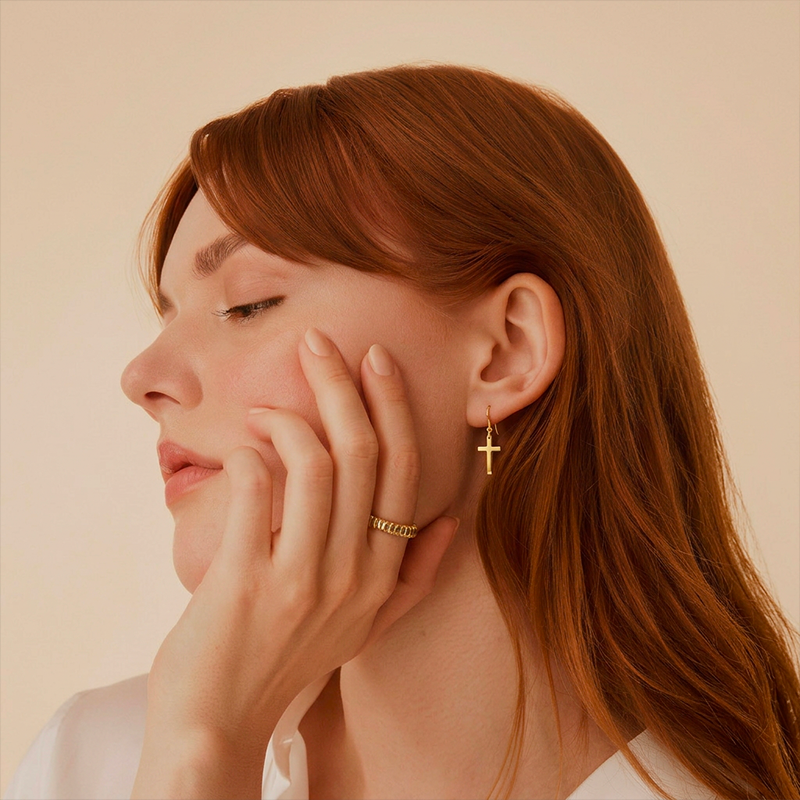 Boucles d'oreilles en forme de croix, portées à l'oreille
