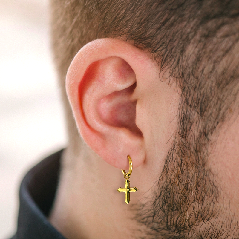 Boucles d'oreilles homme croix, portées à l'oreille