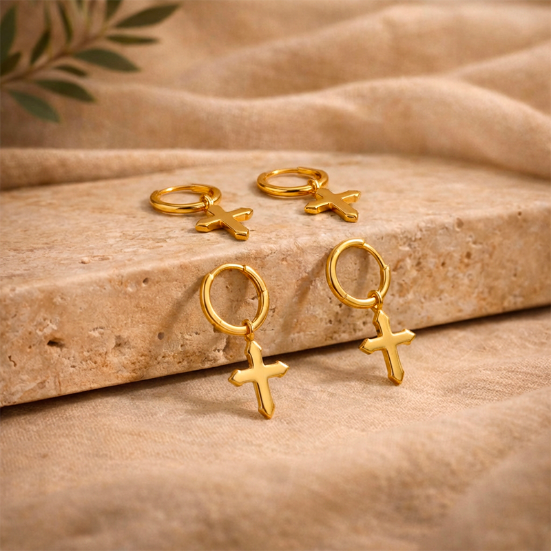 Boucles d'oreilles homme croix, vue de détail