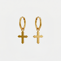 Boucles d'oreilles homme croix, dorées, sur fond blanc