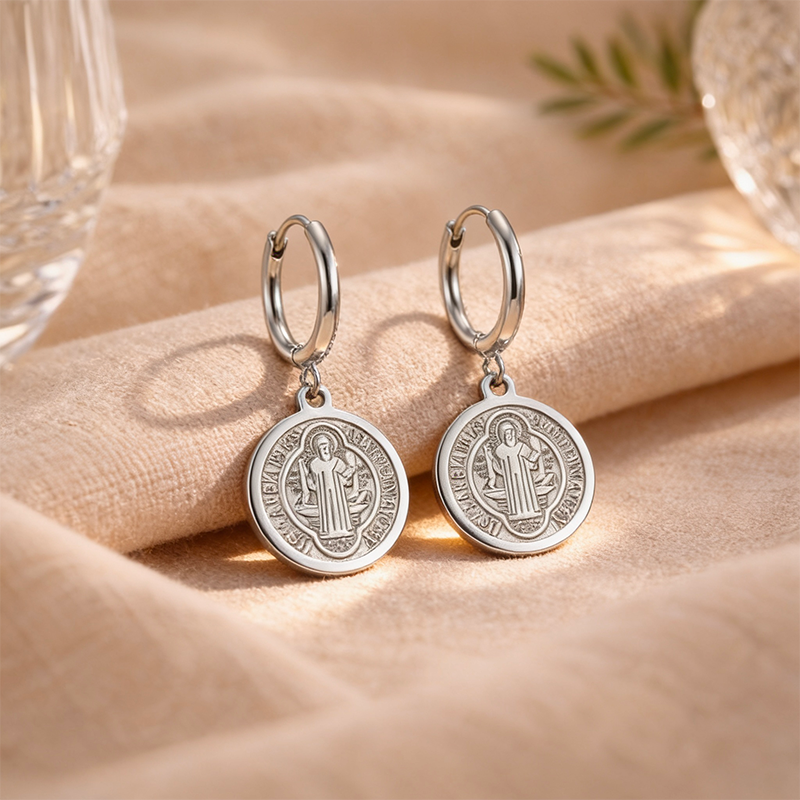 Boucles médaille saint Benoît argentée